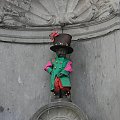 Manneken pis (Siusiający chłopiec) - symbol Brukseli, figurka-fontanna, wykonana z brązu, przedstawiająca nagiego, sikającego chłopca.