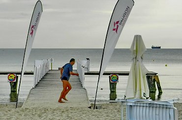 ...niczym brązowy posażek - albo "z wiatrem lżej" #morze #plaża #PomostZakochanych #wakacje