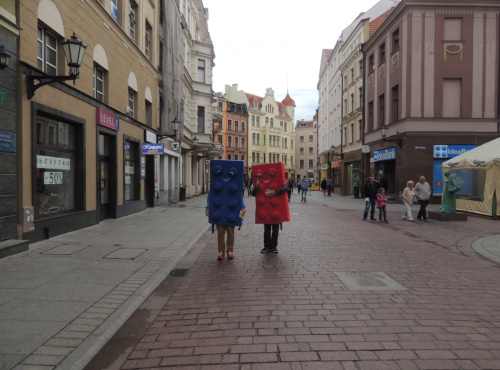 maskotki na ulicy szerokiej w Toruniu