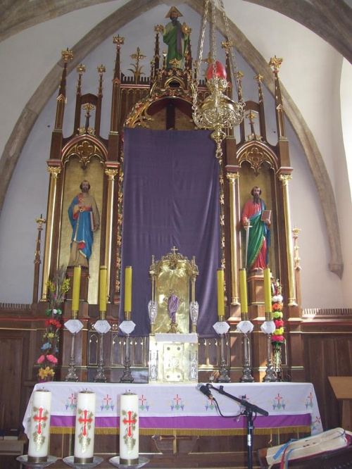 Ołtarz główny po renowacji w kościele Św. Jerzego w Szczeglicach