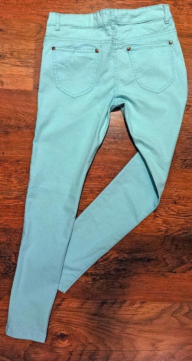 Damskie spodnie rurki, dopasowane w kolorze miętowym. Krój typowych jeansów. Spodnie nowe, nie noszone, brak przetarć. Rozmiar spodni M firmy Sinsay. #spodnie #JeansyDamskie #odzież #OdzieżDamska