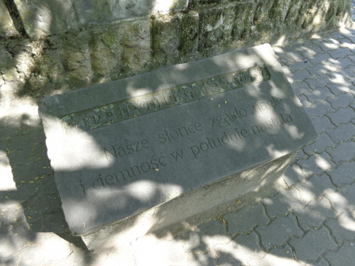 inskrypcja pod pomnikiem
