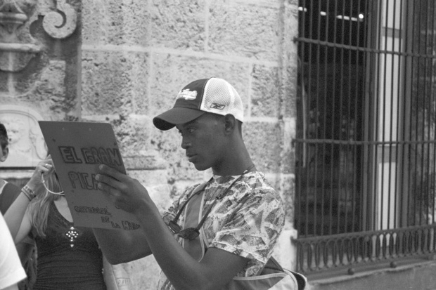 Hawana, zrobione poczciwą Pentiną z bliska, chłopak tak zaczytany, że nawet nie zauważył... #Kuba #Karaiby #podróże #Hawana