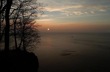 Poranek, niby pochmurny, niby bezwietrzny
- widok z klifowego brzegu #klif #urwisko #wschód #zatoka #kuter