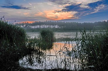 O świcie nad zbiornikiem wodnym - World in blue #jezioro #staw #wschód #świt #Próba